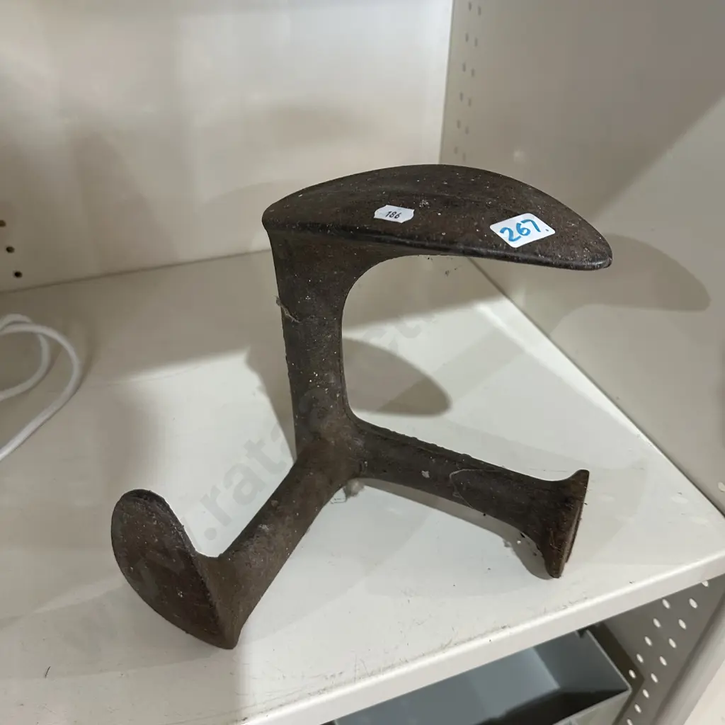 Vintage cast iron cobbler anvil. Image 1++