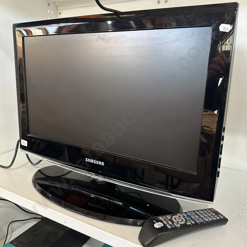 Samsung 22inch TV and remote Image 1++
