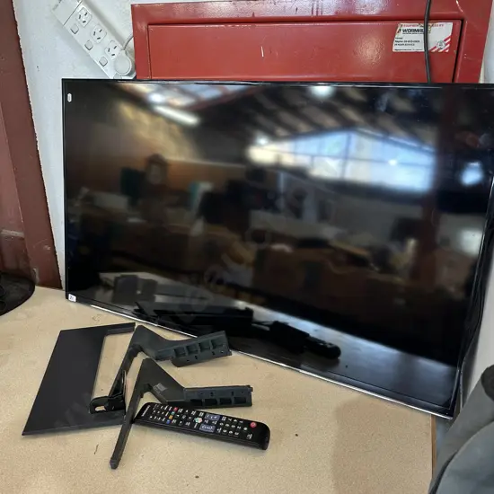 Samsung 40inch full HD smart TV and remote (new photo monday)