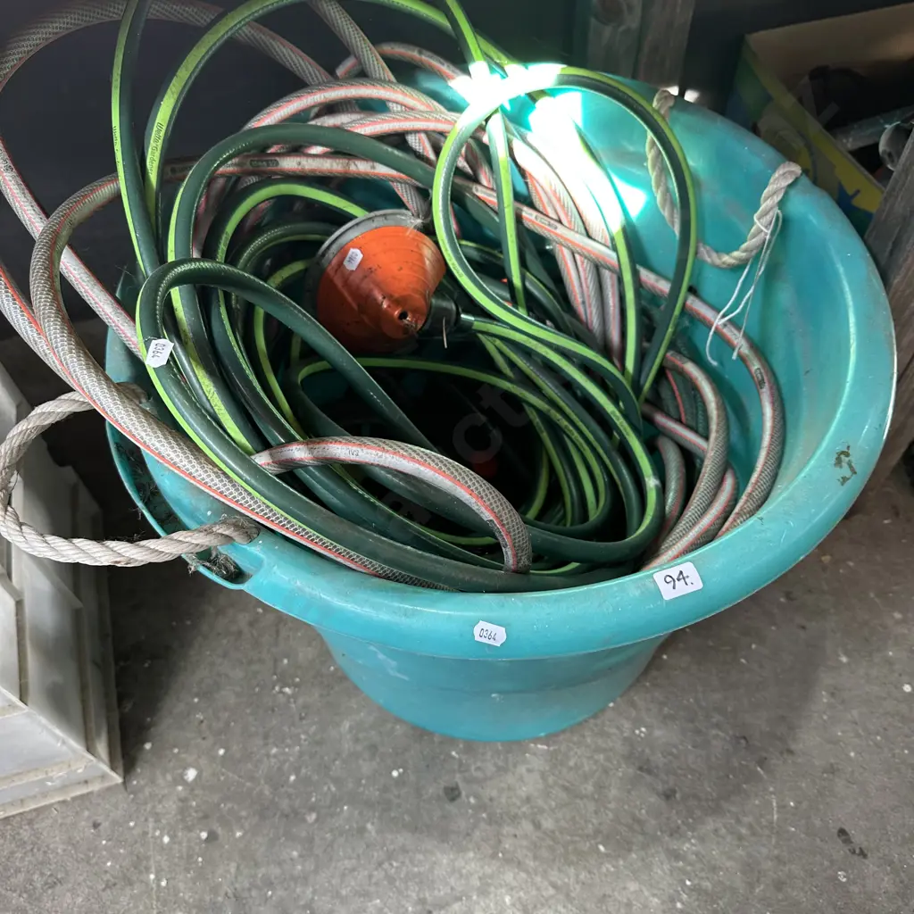 large bucket plus hoses Image 1++