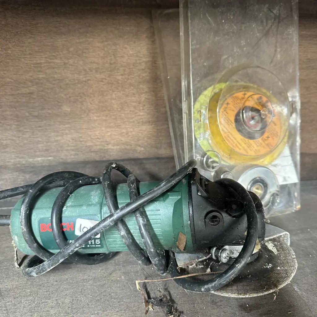 Bosch angle grinder and extras Image 1++