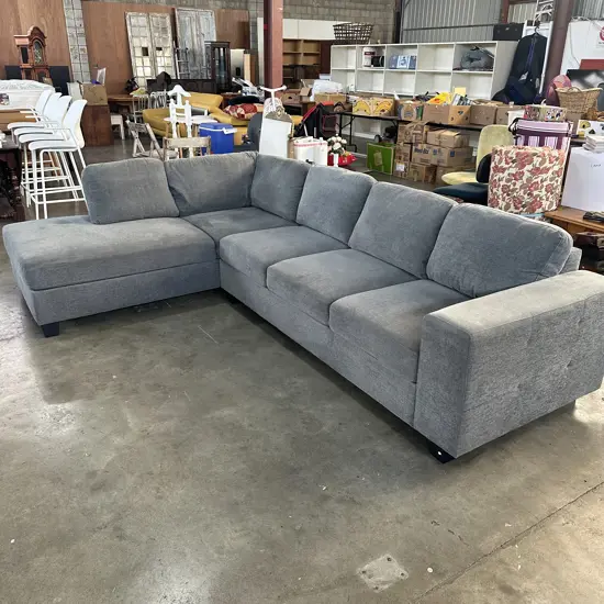very tidy corner suite 2pc