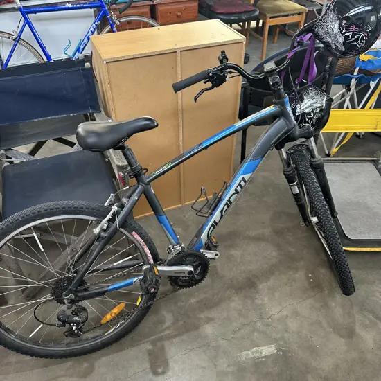 Avanti bike good condition size M plus 2 helmets