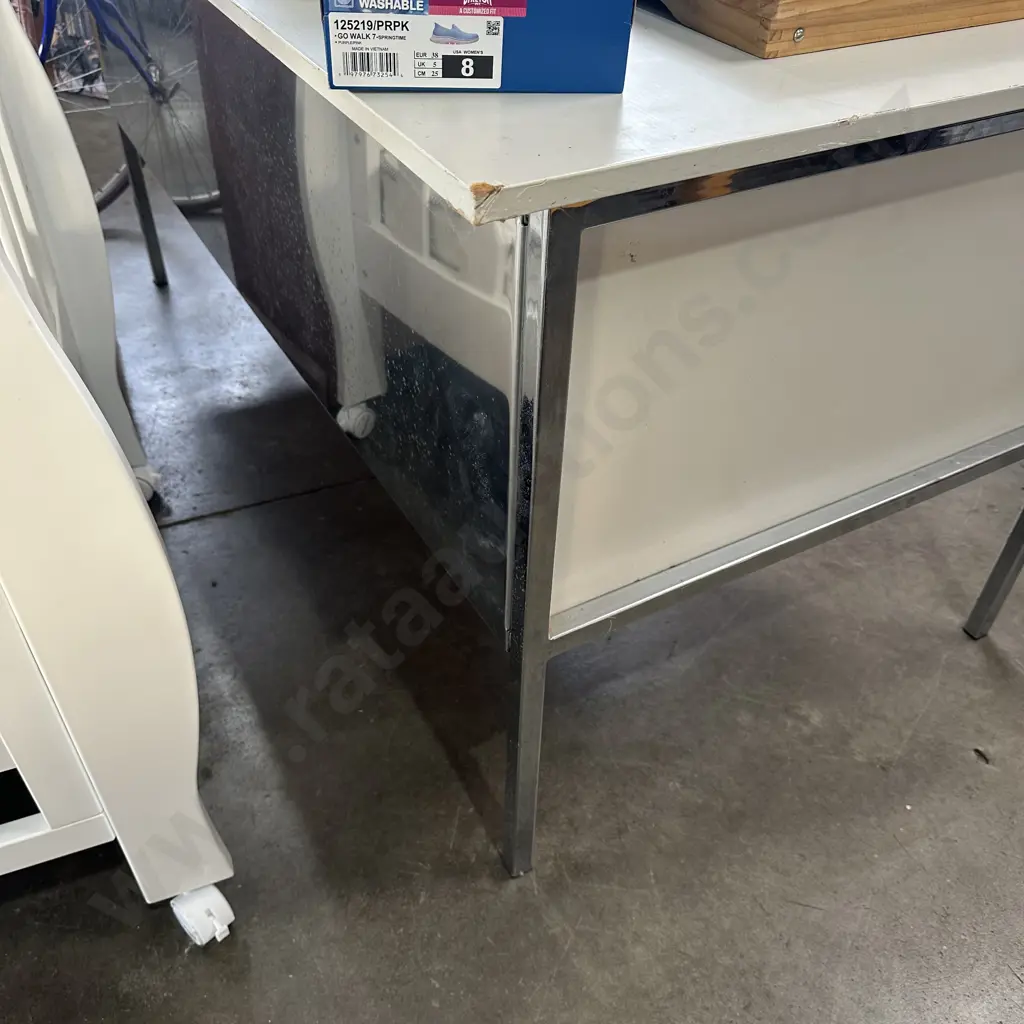 desk with stianless steel backing Image 1++