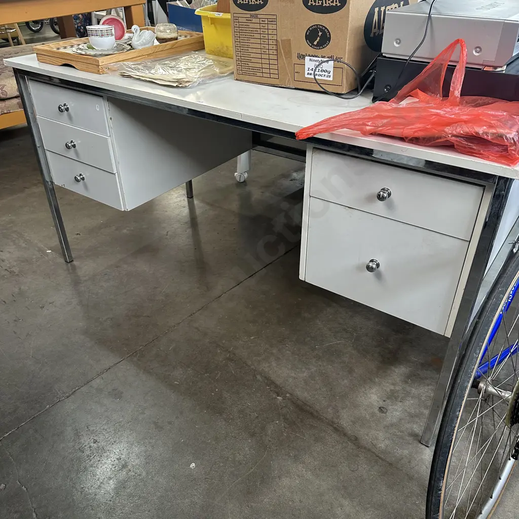 desk with stianless steel backing Image 1++