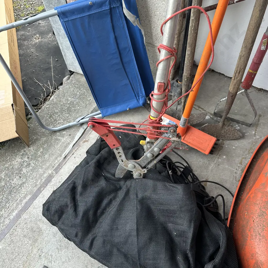 arden tools and trailer stretch tarp, sand chair Image 1++