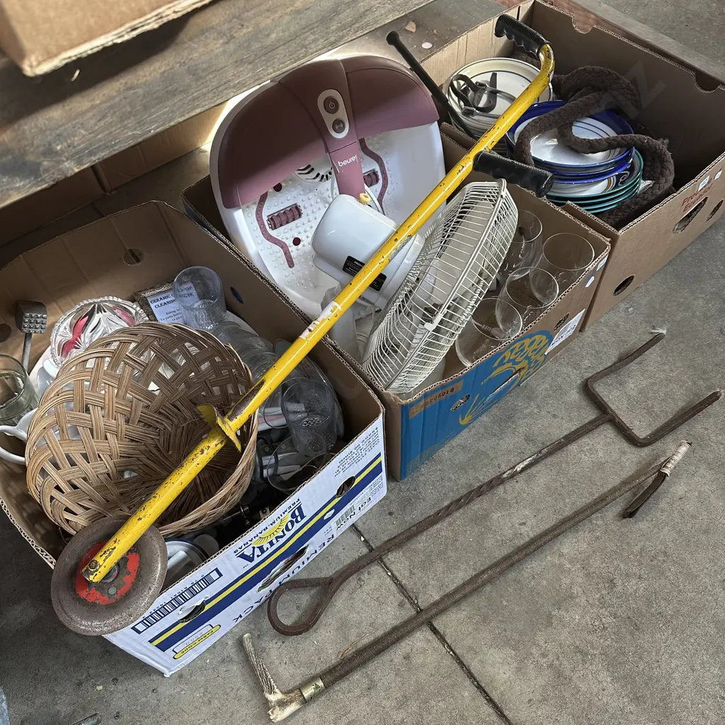 Bay lot of assorted items. Image 1++