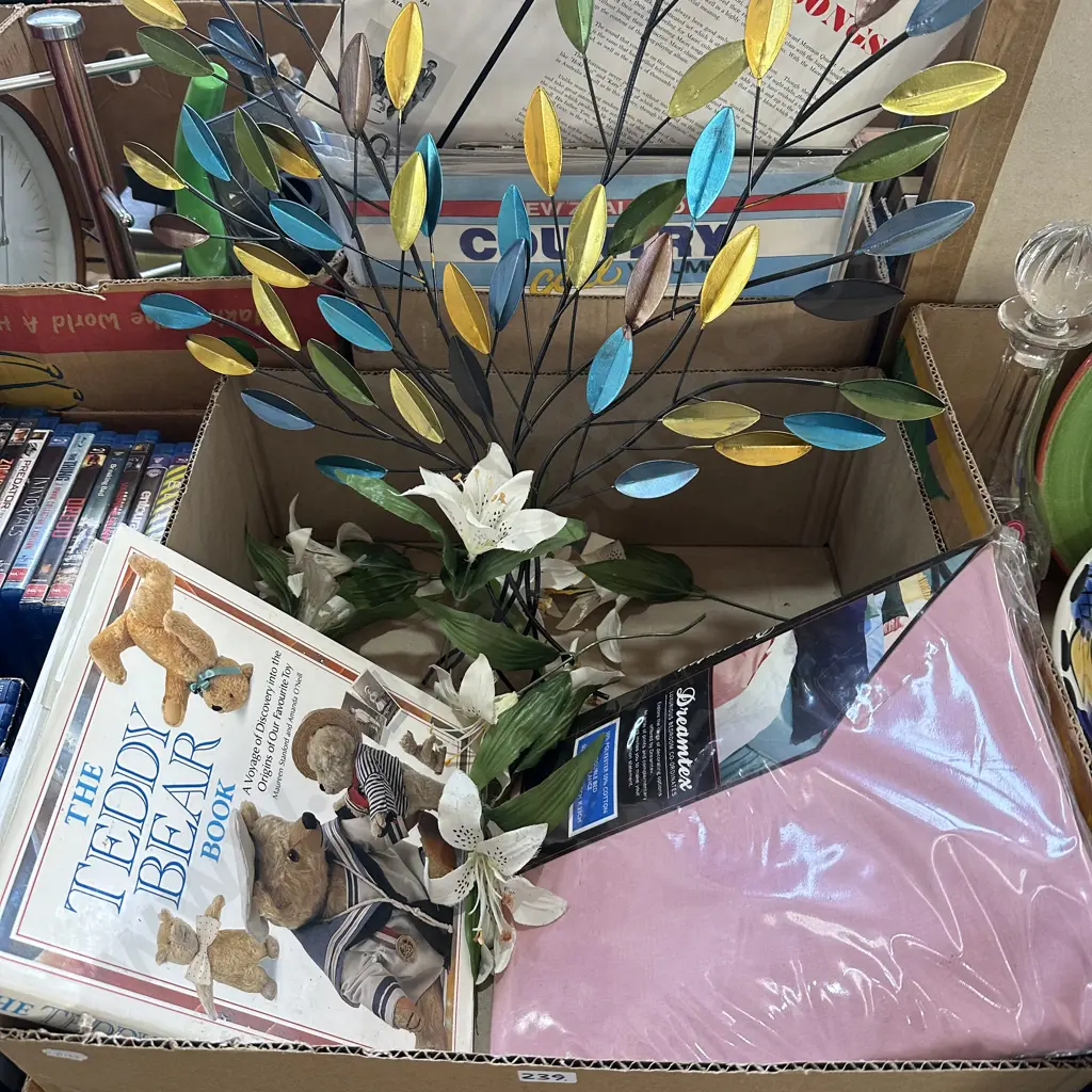 Box lot book, double bed valance, metal branches etc. Image 1++