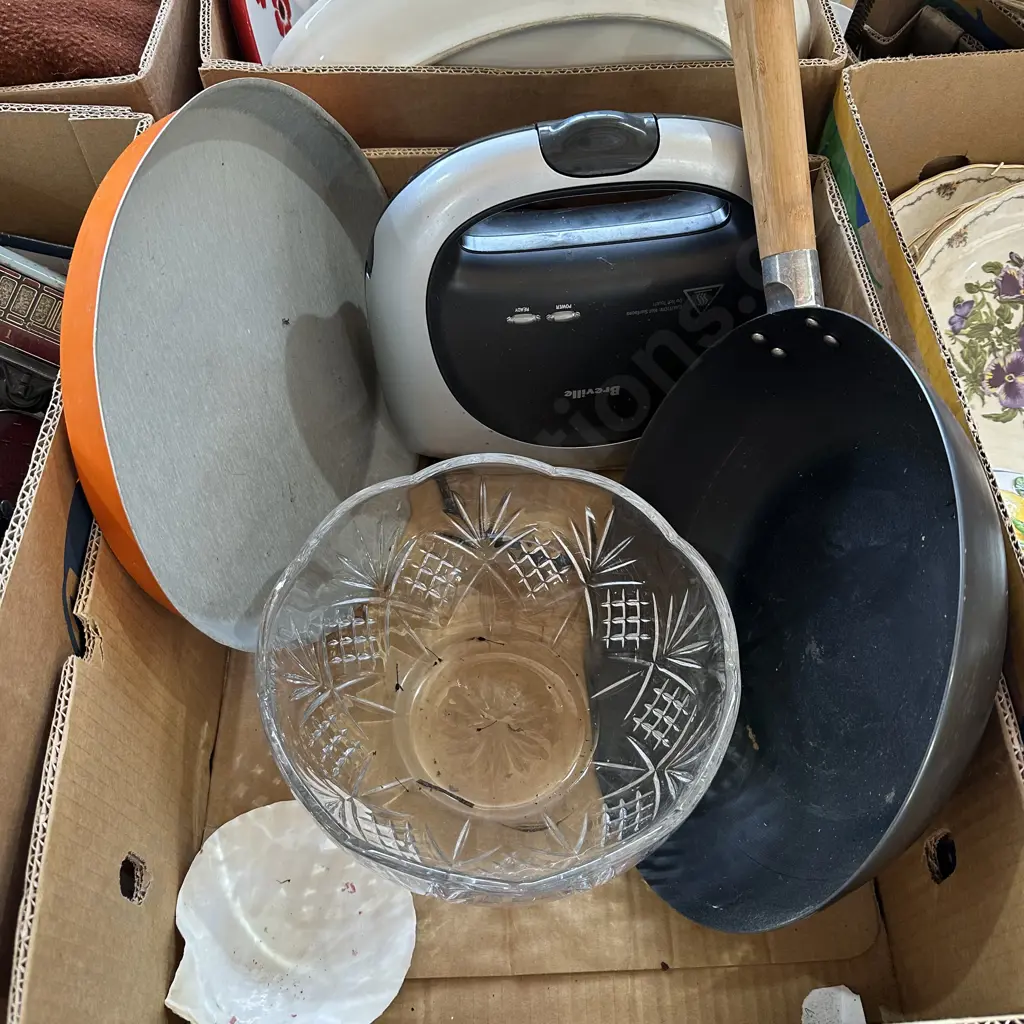 Box lot steel wok with wooden handle, crystal bowl and toastie machineetc. Image 1++