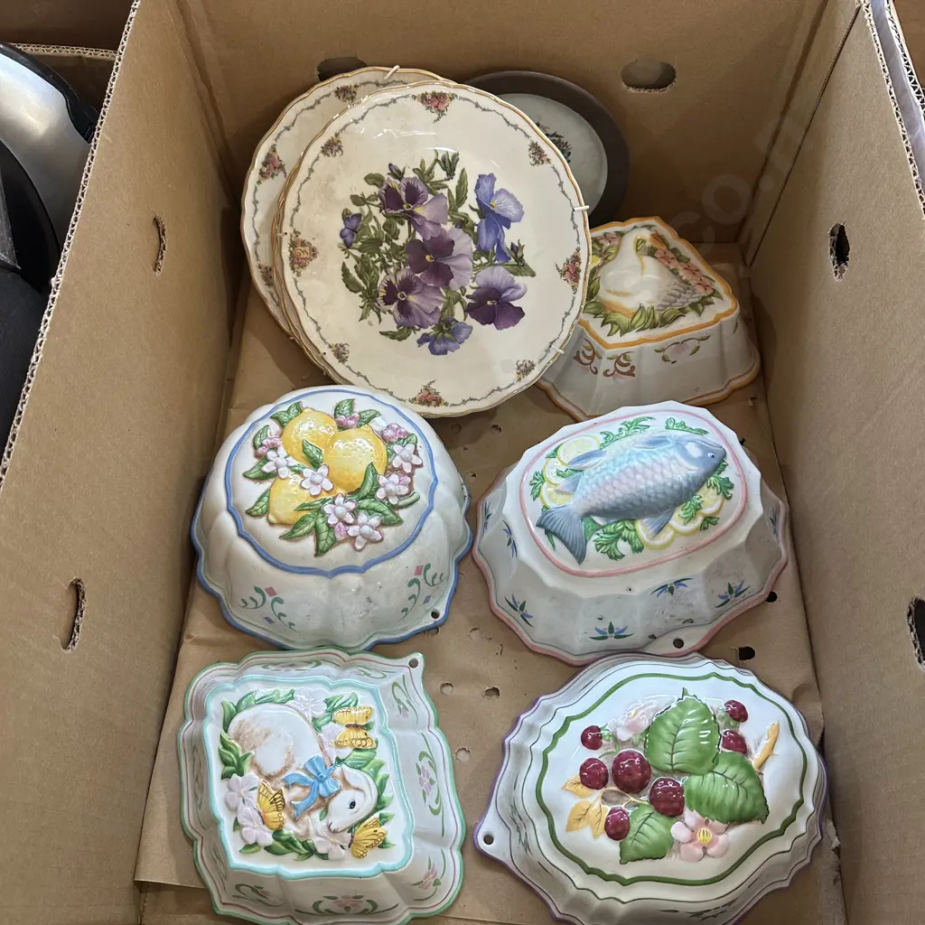 Box lot of collectable wall plates and Franklin Mint jelly molds. Image 1++