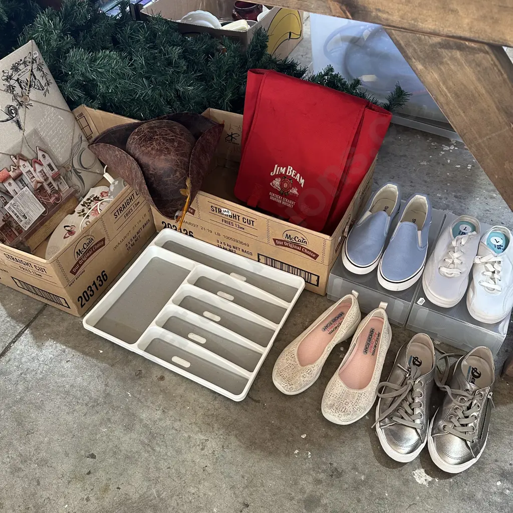 Bay lot coat hooks, Jim Beam bag, hat and shoes etc. Image 1++