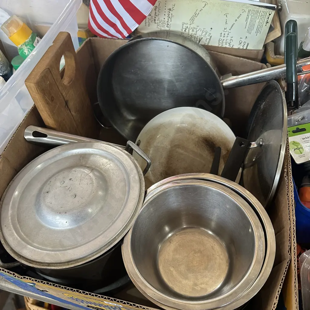 Box lot lidded s/s pan, set of three s/s mixing bowls plus enamel coated frying pan etc. Image 1++