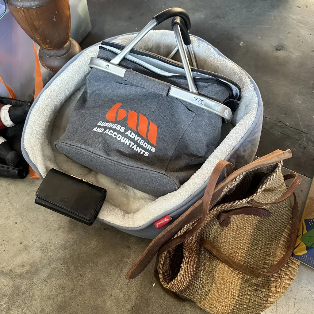Pet bed and bags. Image 1++