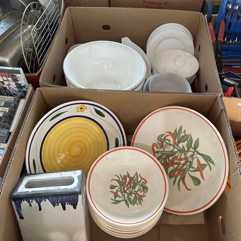 Two boxes of dinnerware. Image 1++