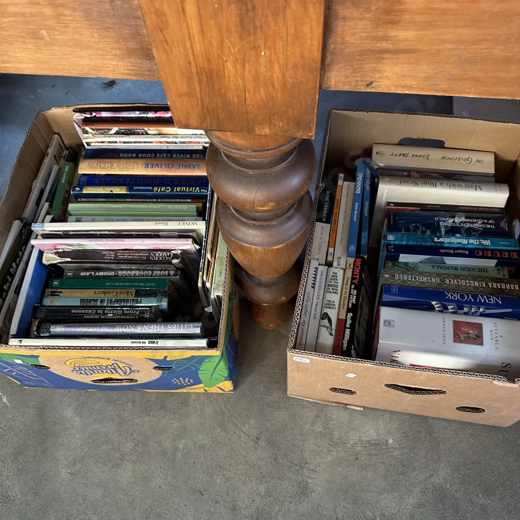 Two boxes of books. Image 1++