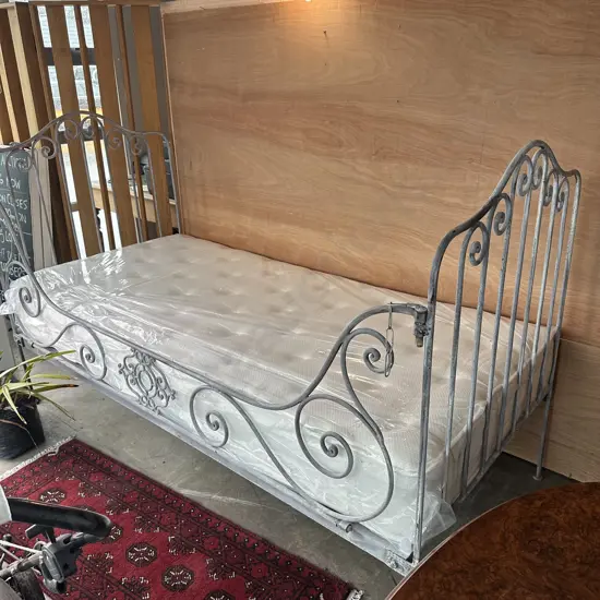 Bluemoon daybed with as new mattress