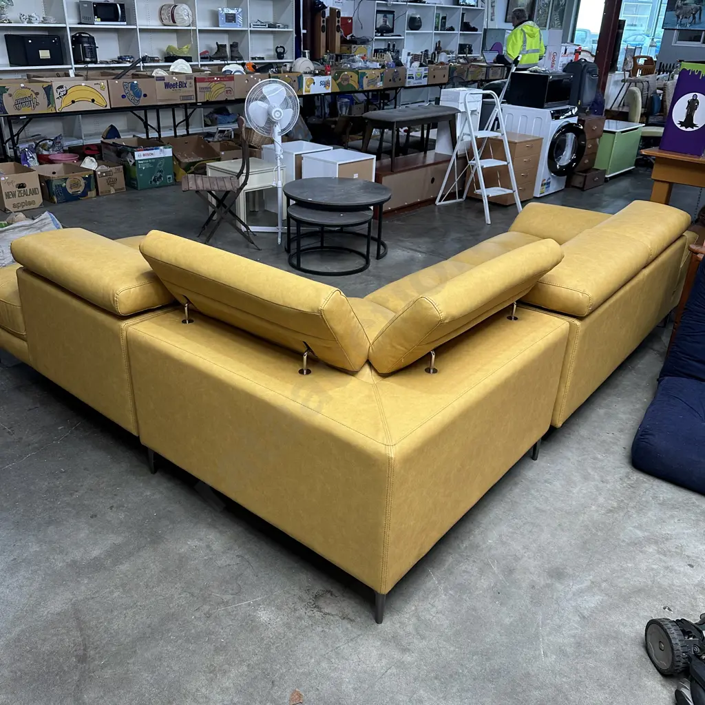 modular 3pc corner suite with rising head rests Image 1++