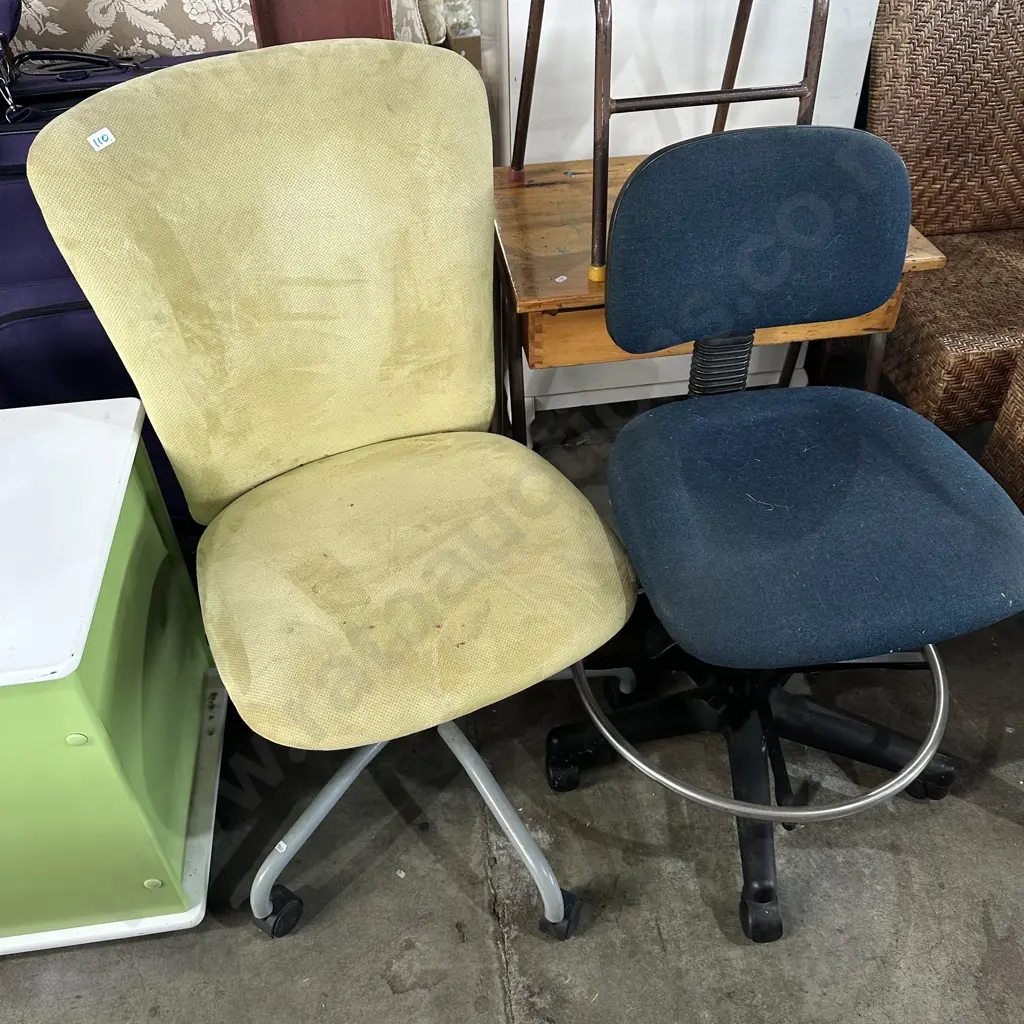 2 office chairs Image 1++