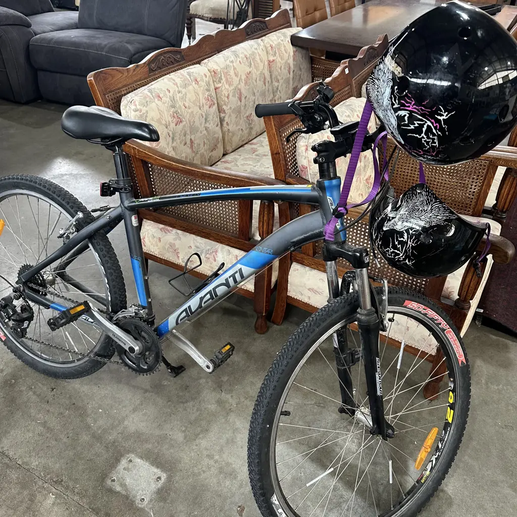 Avanti bike good condition size M plus 2 helmets Image 1++