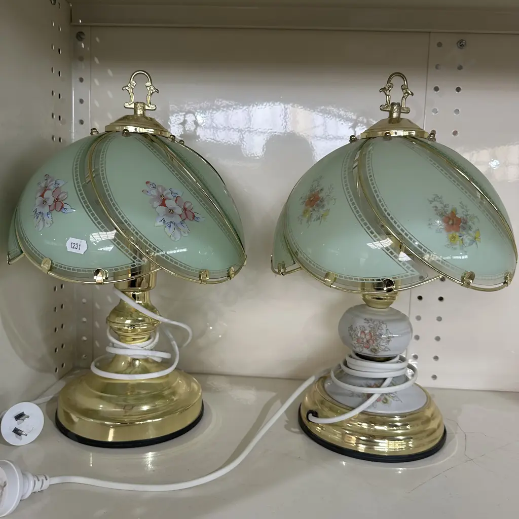 2 bedside lamps Image 1++