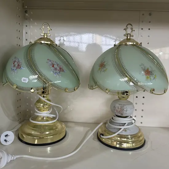 2 bedside lamps