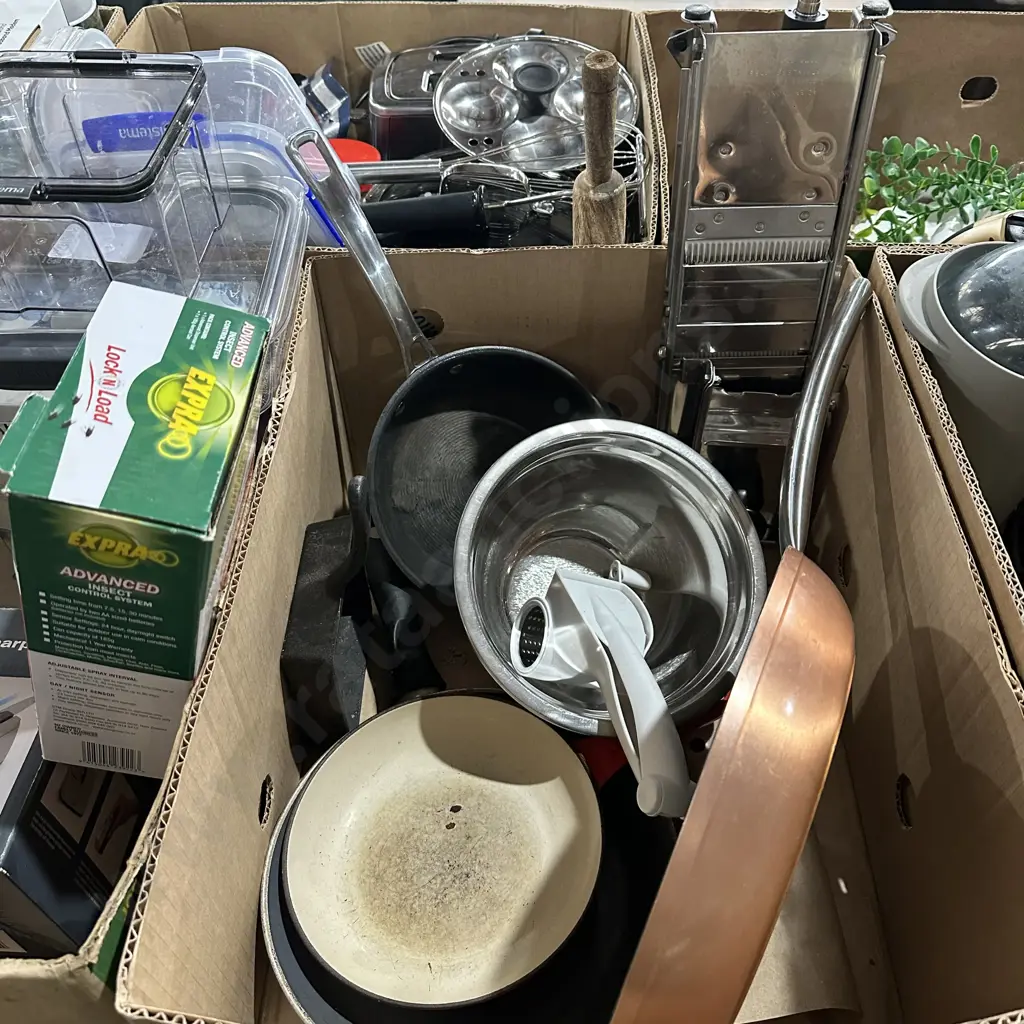 Box lot Cast iron pans, s/s mixing bowls etc. Image 1++