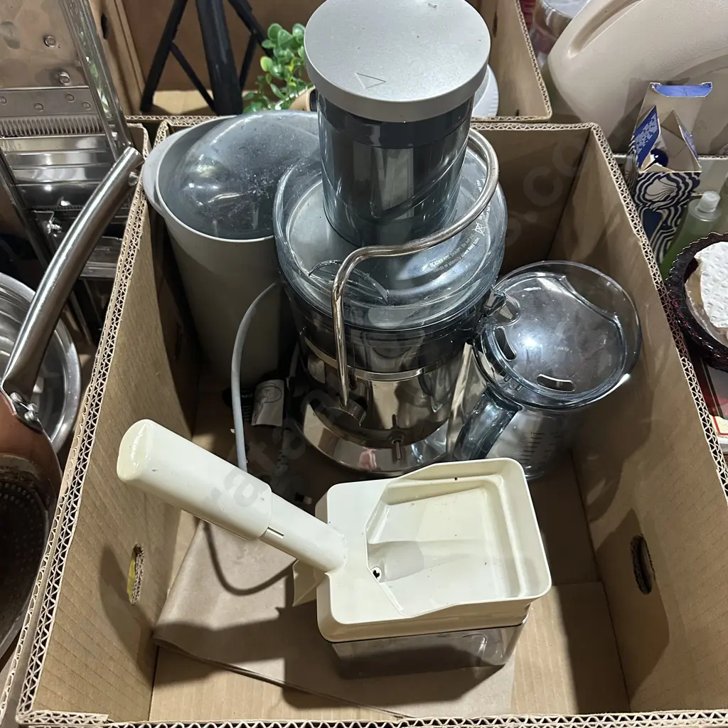 Breville Juicer plus a cherry pitter. Image 1++