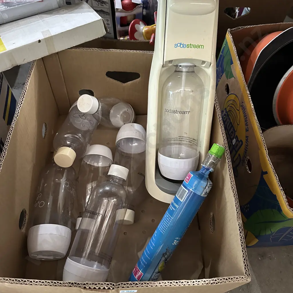Soda stream with seven bottles and a new replacement cylinder. Image 1++