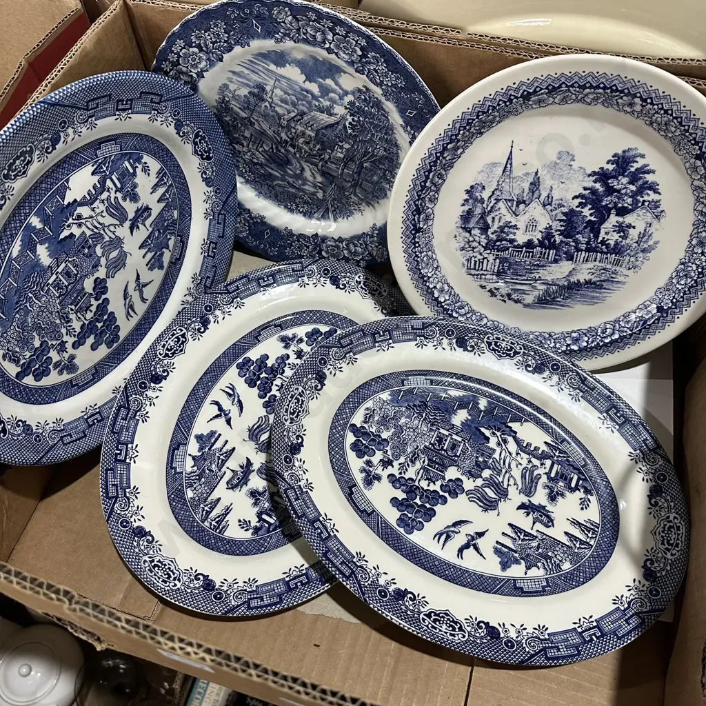 Box lot blue and white china including Churchill. Image 1++