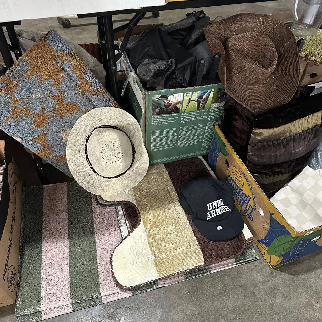 Bay lot mats, cushions, hats and Tumu products. Image 1++