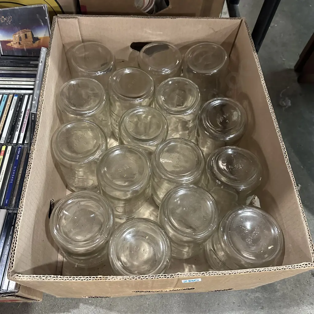 Box lot of sixteen Agee jars. Image 1++