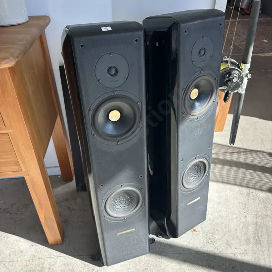 Pr of Italian Sonus Faber handcrafted floorstanding  loudspeakers