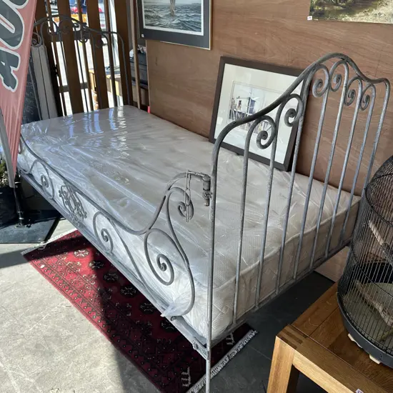 Bluemoon daybed with as new mattress