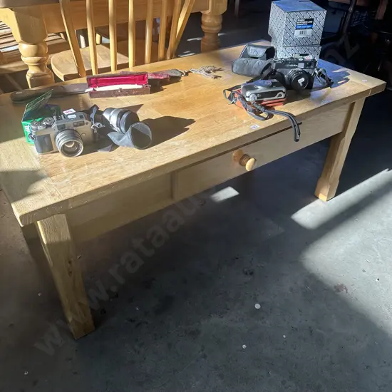 Oak coffee table with draw