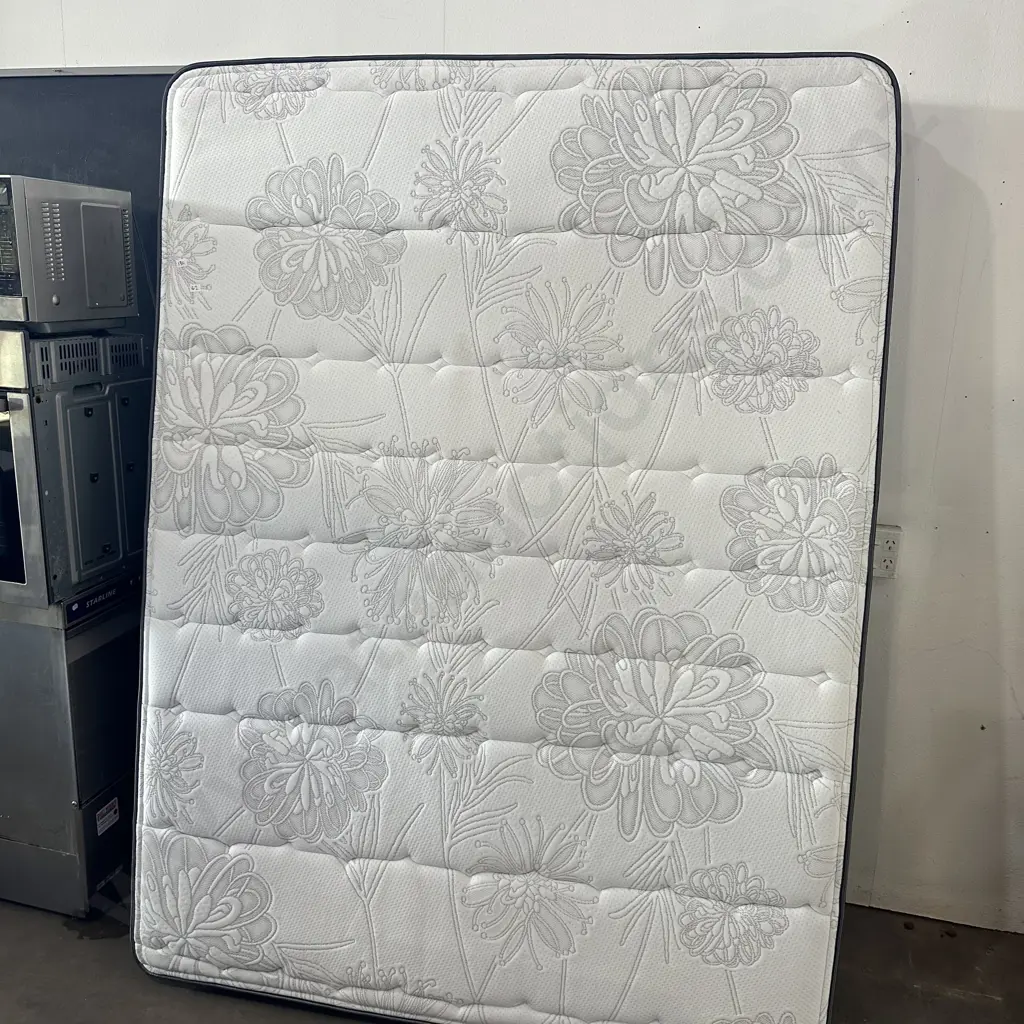Queen mattress - very tidy Image 1++