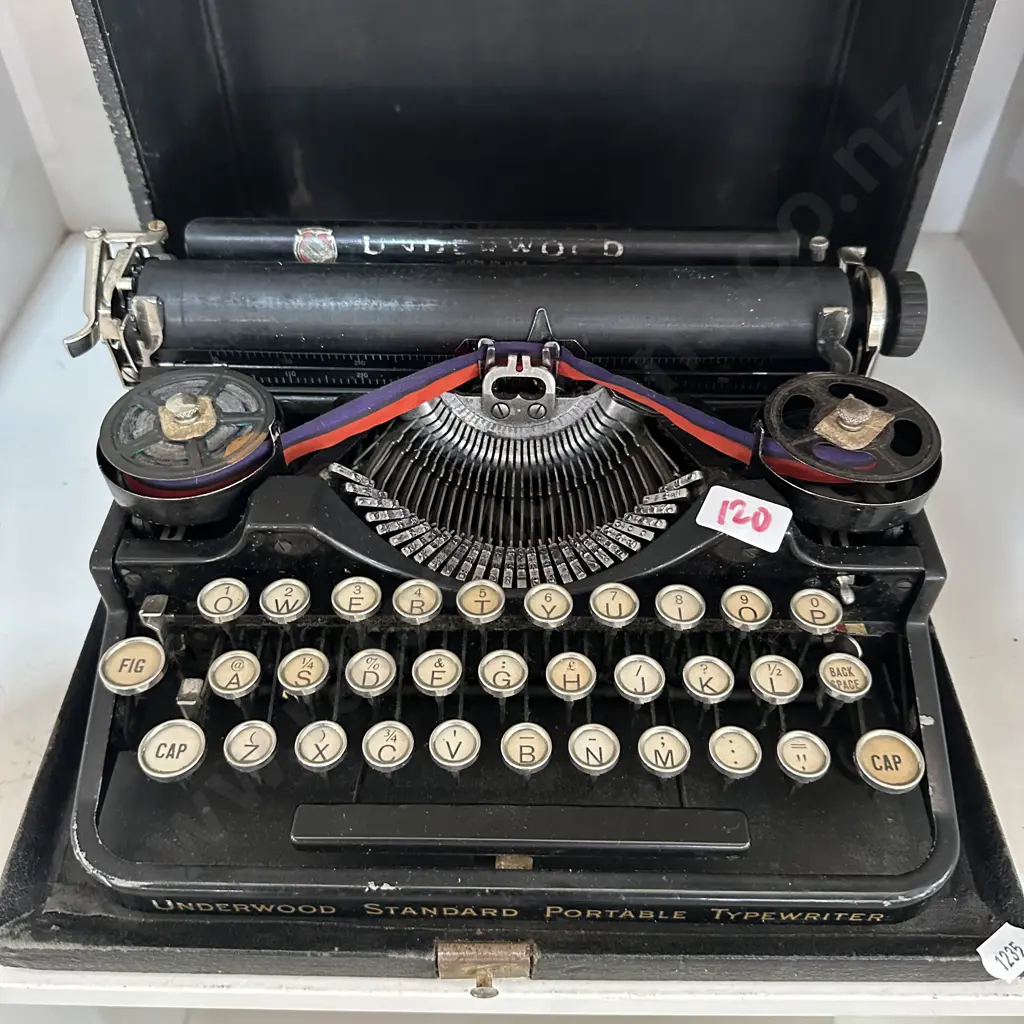 antique portable typewritter Image 1++