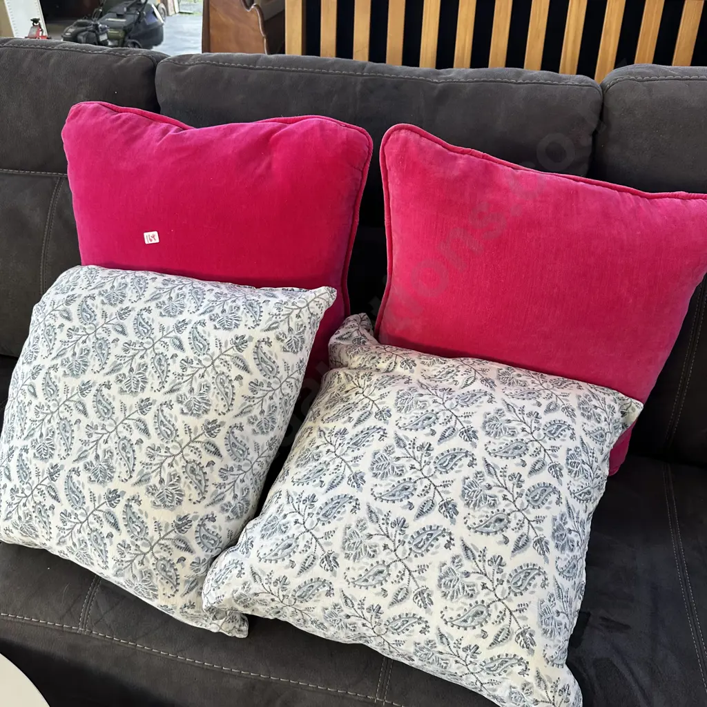 4 large feather cushions Image 1++