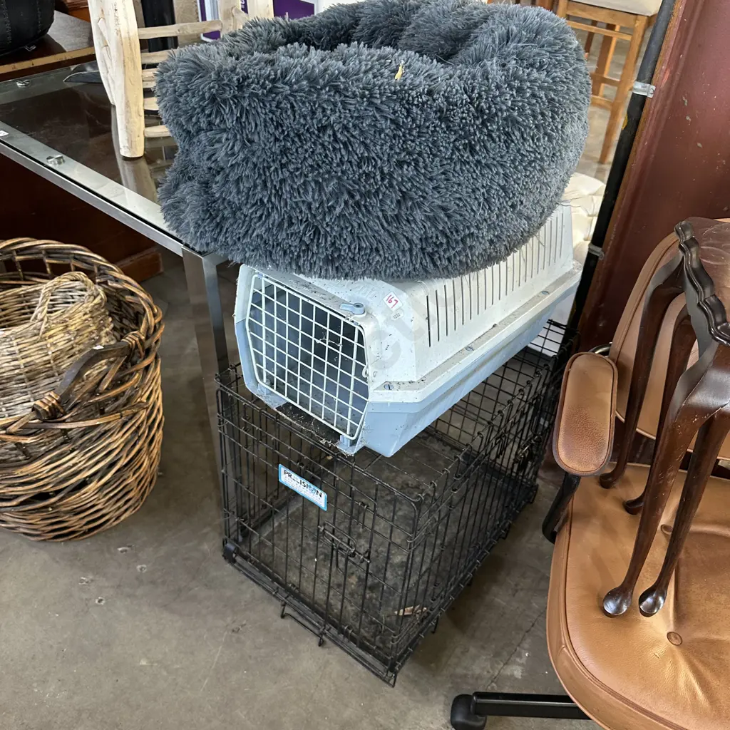 2 cages and pet bed Image 1++
