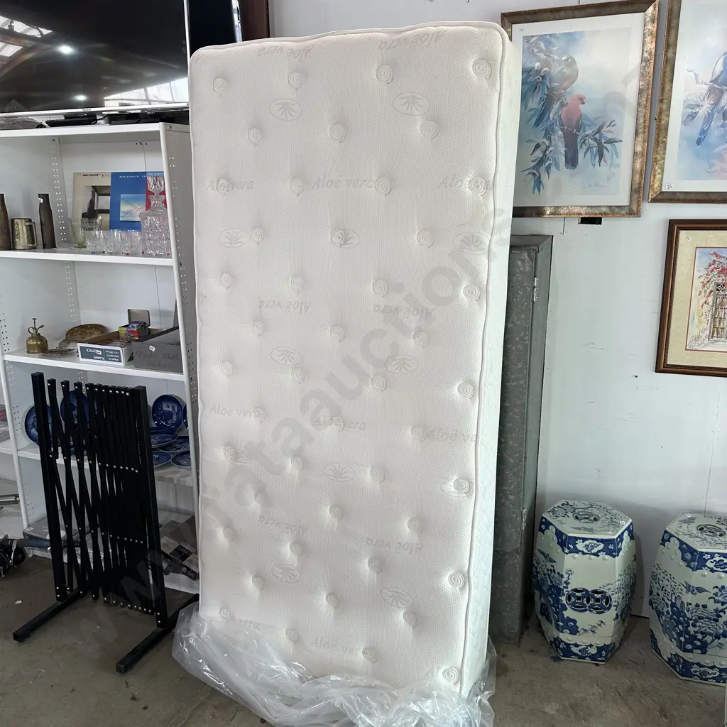 Very tidy King Single mattress Image 1++