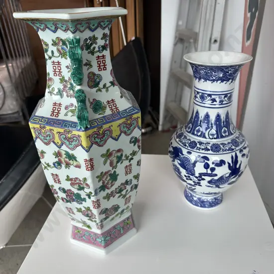 2 oriental vases