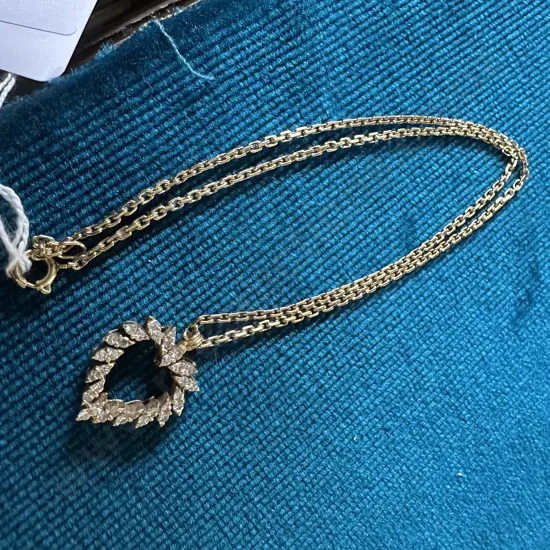 Heart shaped 32 diamond & Gold pendant on 40cm Gold chain (total weight 12.9g)