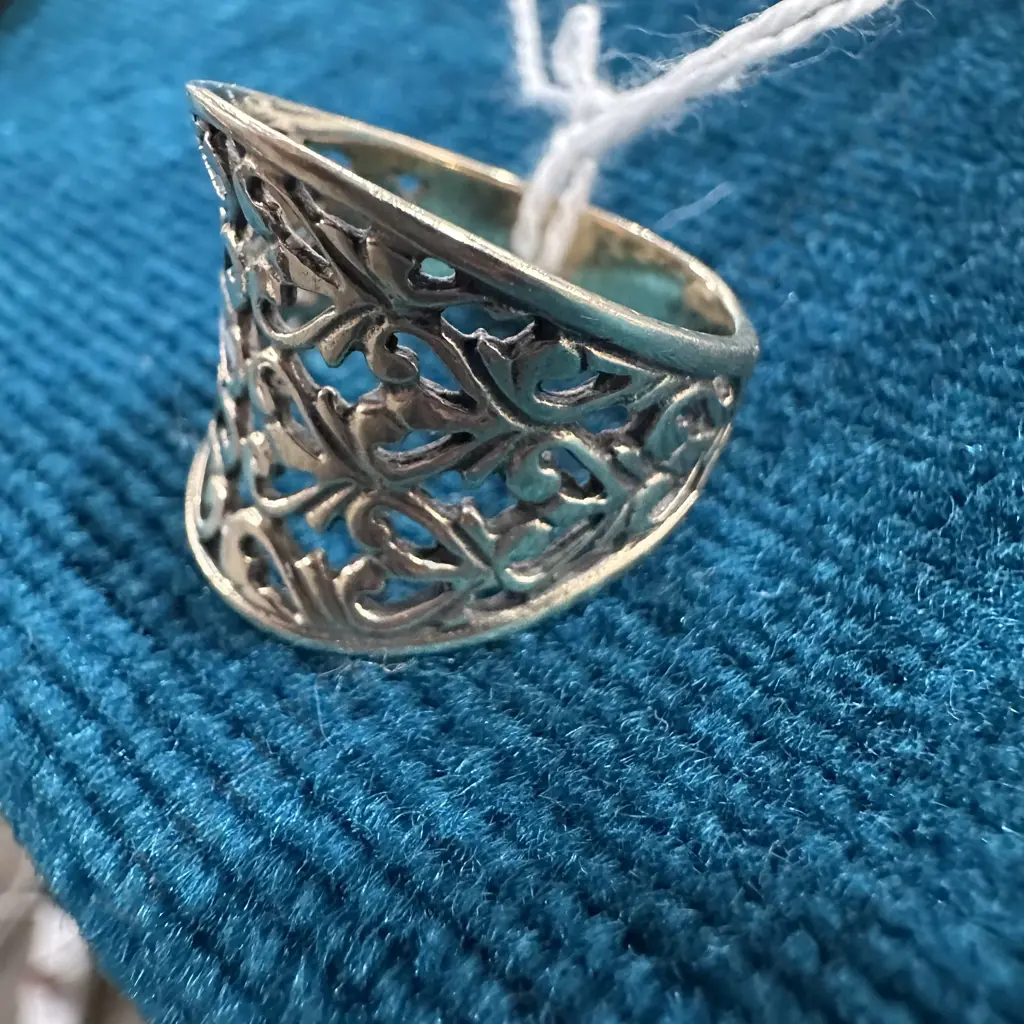 9ct Gold designer ring 4.3g Image 1++