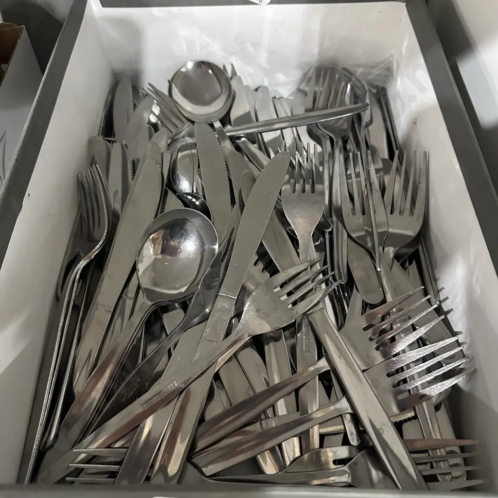 140pc of cutlery Image 1++