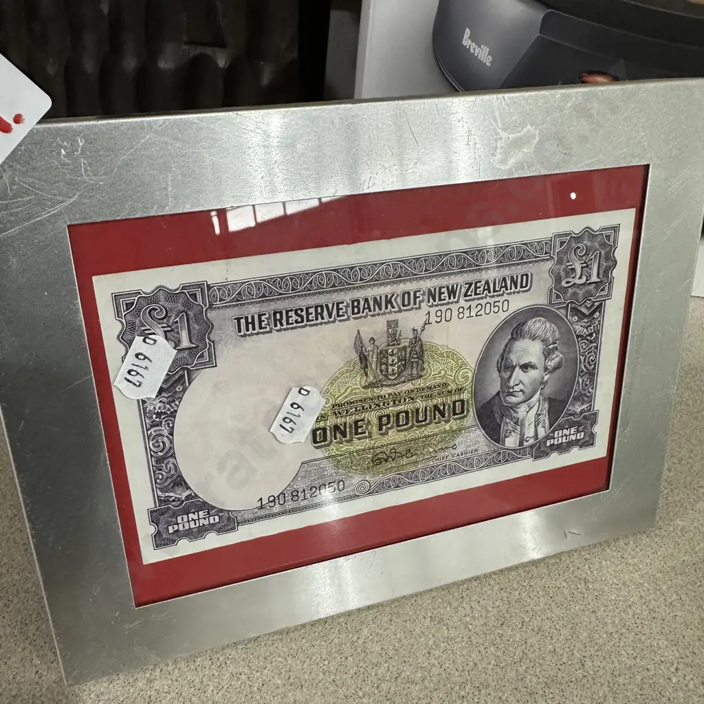 framed pound note Image 1++