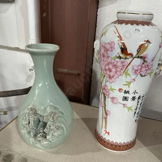 2 oriental vases
