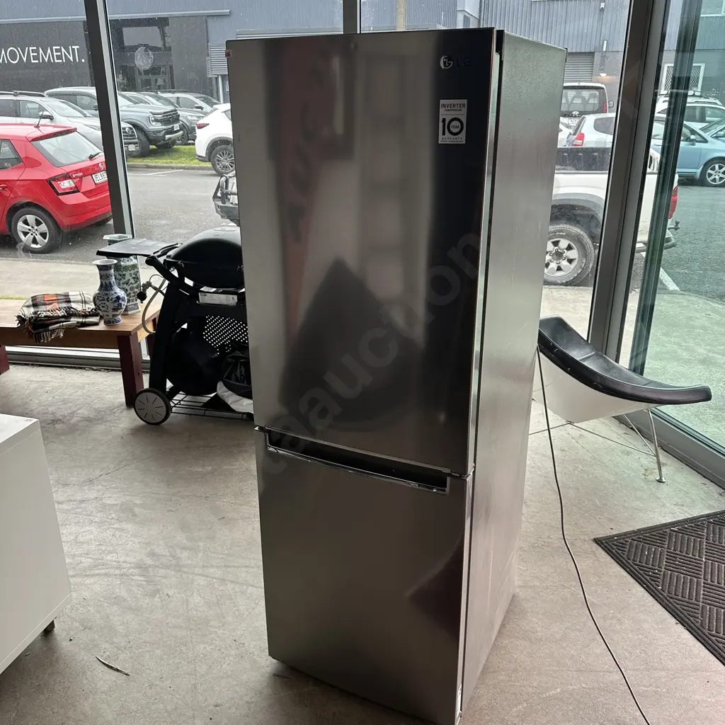LG Fridge Freezer (modern & tidy) Image 1++