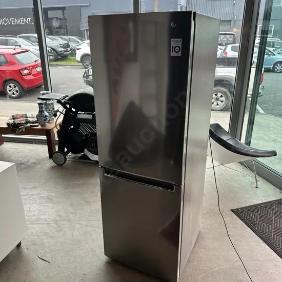 LG Fridge Freezer (modern & tidy)