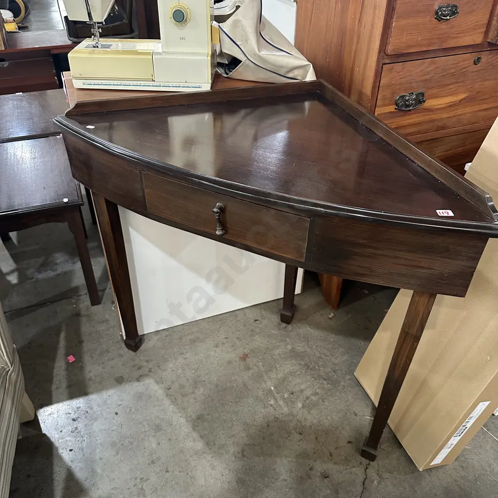 corner table Image 1++