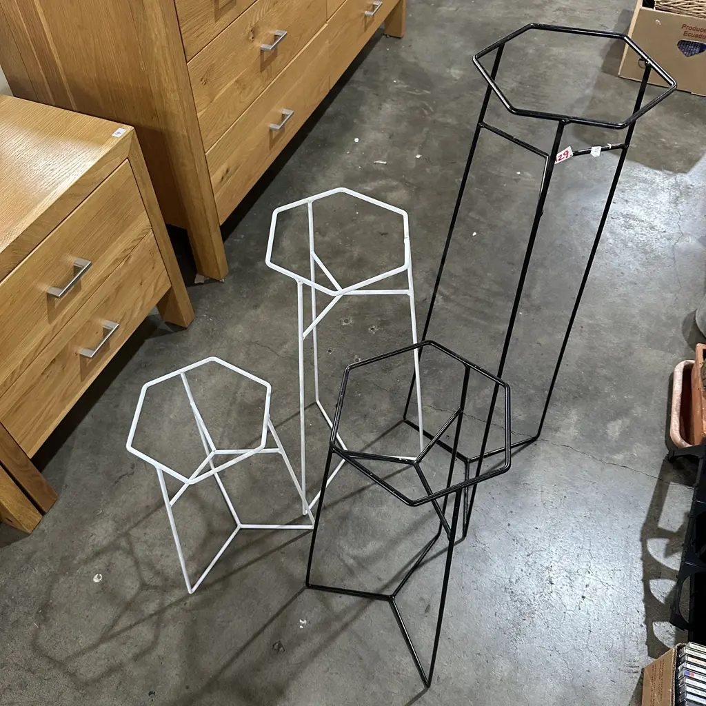 4 metal wire planter stands Image 1++
