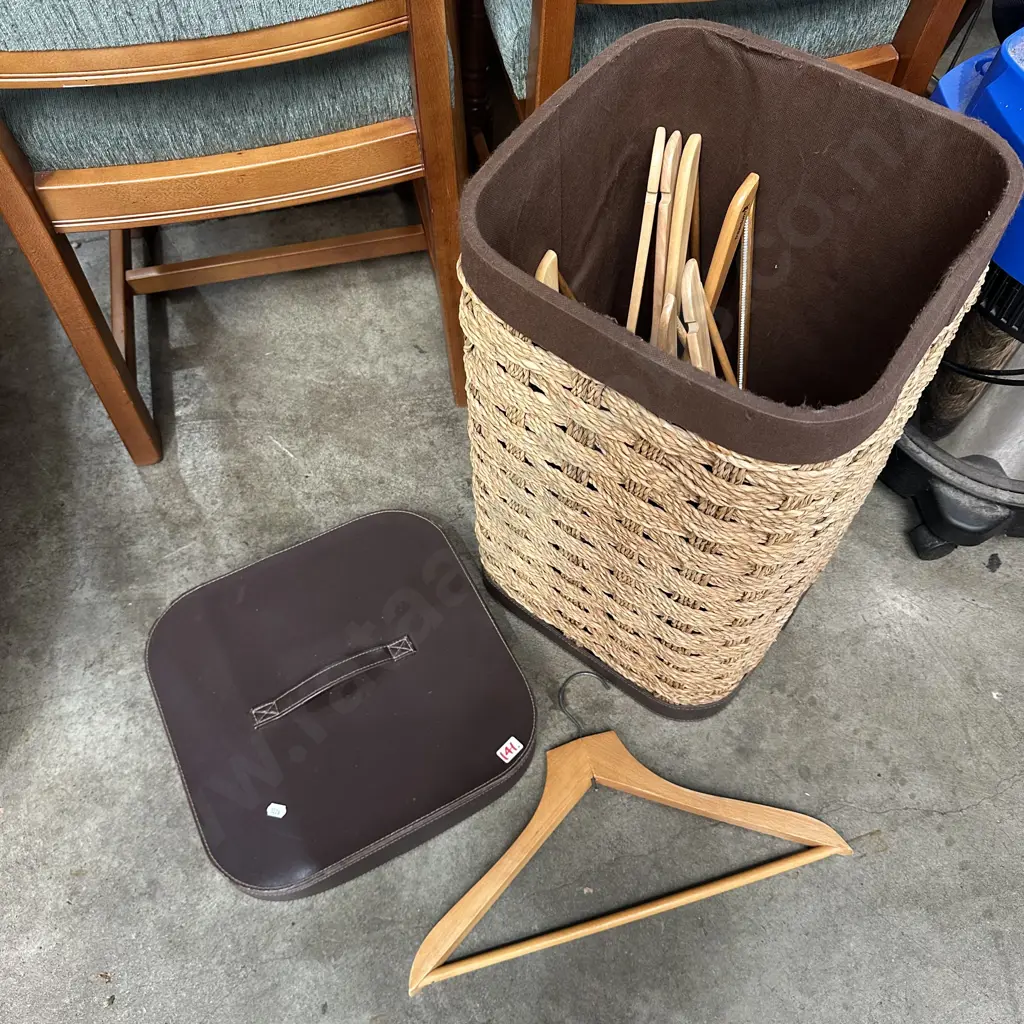 basket and wooden hangers Image 1++